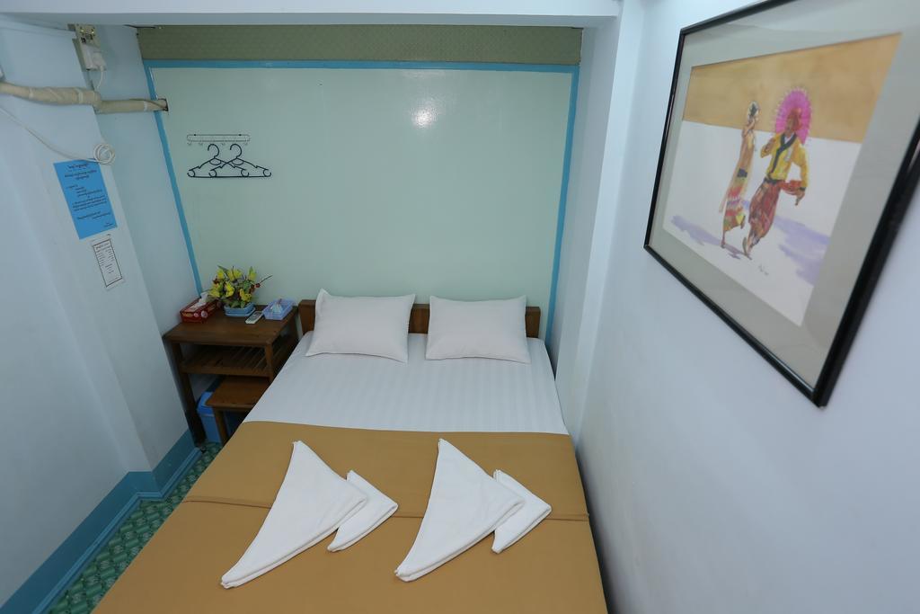 Chan Myae Thar Guest House Yangon Room photo